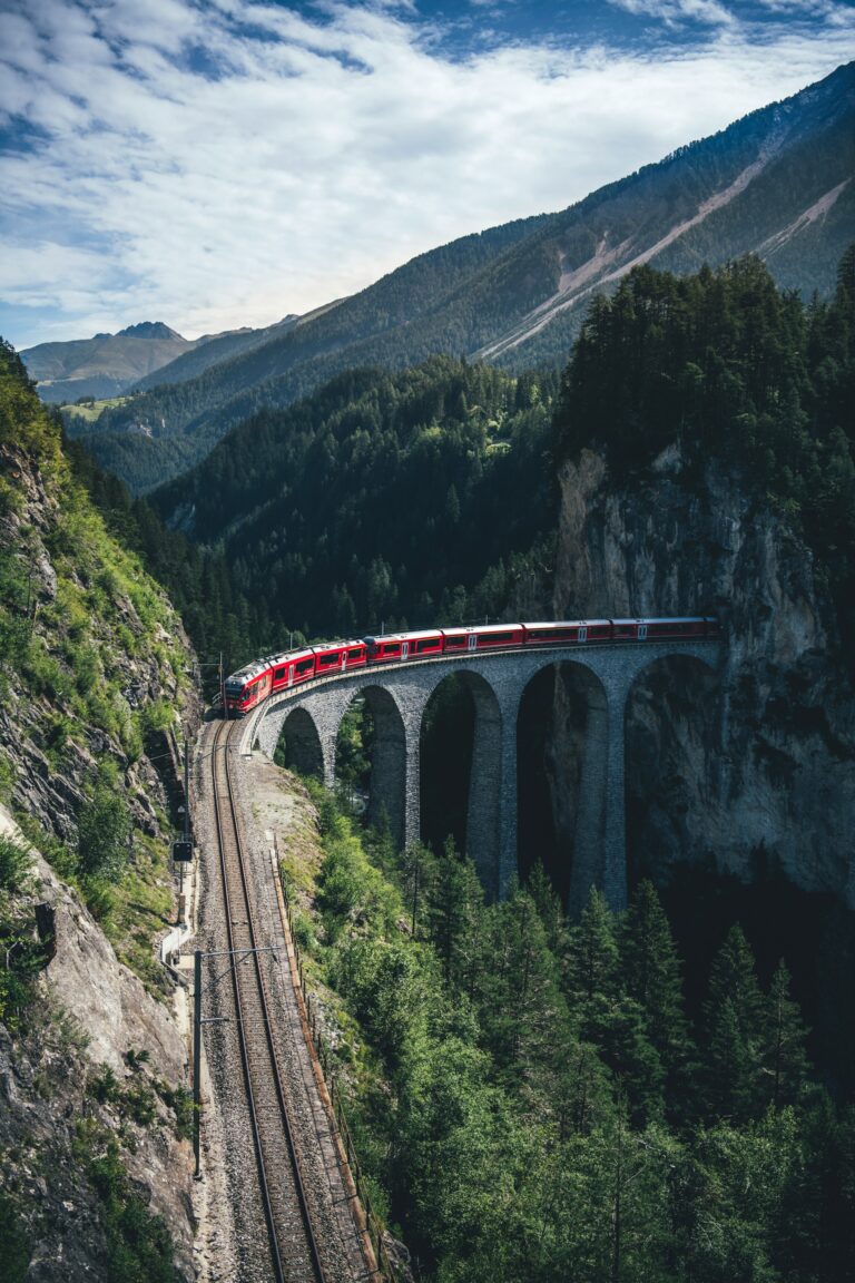 Bernina Expres dla szkół, wycieczka Szkolna Szwajcara, Czerwony Pociąg wycieczka szkolna, Zielona Szkoła Szwajcaria z Łodzi, Czerwonym Pociągiem przez Alpy 5 dni dla szkół
